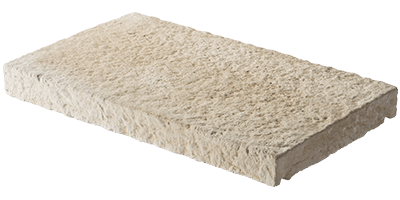 Chapeau de mur ORSOL assorti au Pilier de Portail BRIDOIRE – Protection avec casse-goutte intégré Chapeau de mur avec casse-goutte pour Pilier de Portail BRIDOIRE en pierre reconstituée ORSOL, finition massive au grain brut, disponible chez Orpa Matériaux Ecotra-Parement