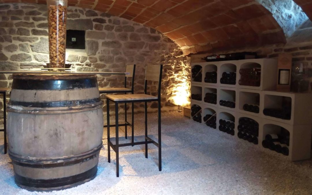 Je désire réaliser une cave à vins, quels sont les matériaux pour la décoration des murs ?