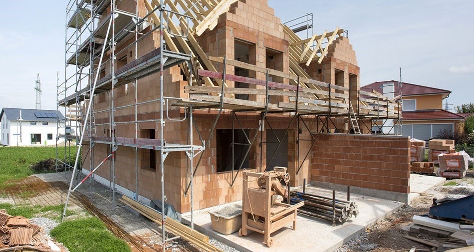 Réussir sa maison individuelle en Belgique avec une préparation rigoureuse incluant choix du terrain, budget, démarches administratives et suivi de chantier, et utilisation de systèmes ITE BAUMIT disponibles chez Orpa