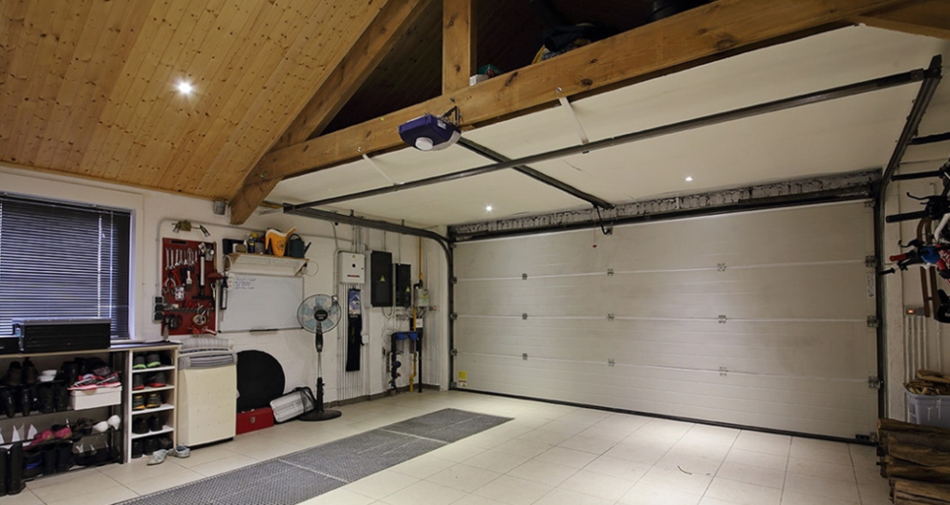 Isolation garage matériaux choix avec travaux d’isolation en cours dans un garage de maison, incluant choix des matériaux, budget, démarches administratives et suivi de chantier avec solutions ITE BAUMIT chez Orpa Matériaux Elaustore