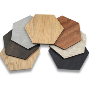 Échantillon Panneau Bois Acoustique Hexagone Acajou sur feutre noir