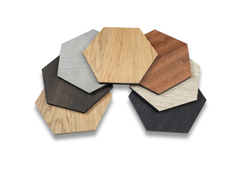 Échantillon Panneau Bois Acoustique Hexagone Chêne fumé sur feutre noir
