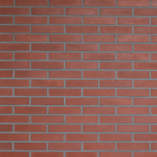 Parement mural en Brique Chromatik rouge antique, briquette reconstituée à texture lisse posée en panneresse – produit Matiera Orsol vendu par Orpa Matériaux (Elaustore).