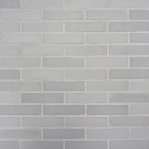Parement mural en Brique Chromatik gris perlé, briquette reconstituée à texture lisse posée en panneresse – produit Matiera Orsol vendu par Orpa Matériaux (Elaustore).