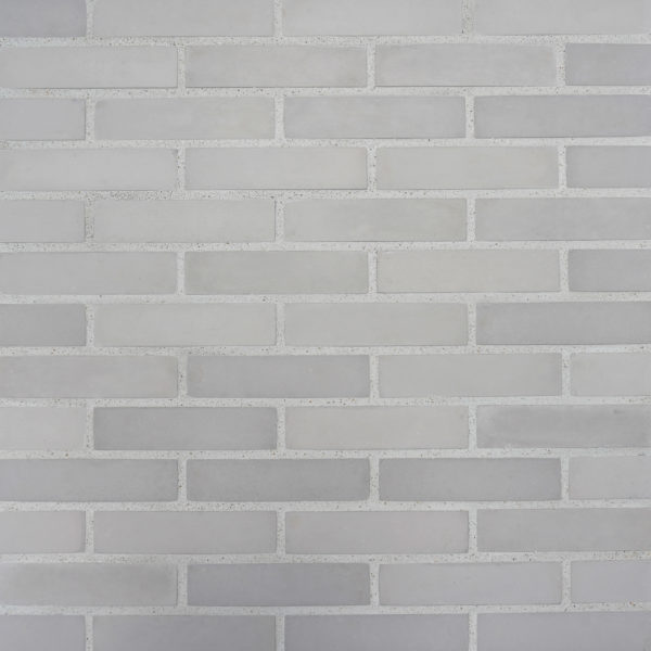 Parement mural en Brique Chromatik gris perlé, briquette reconstituée à texture lisse posée en panneresse – produit Matiera Orsol vendu par Orpa Matériaux (Elaustore).