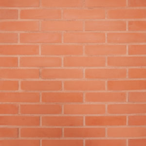Parement mural en Brique Chromatik terracotta Orsol, briquette reconstituée à texture lisse posée en panneresse – produit Matiera Orsol vendu par Orpa Matériaux (Elaustore).