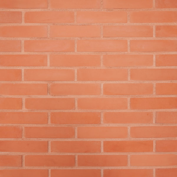 Parement mural en Brique Chromatik terracotta Orsol, briquette reconstituée à texture lisse posée en panneresse – produit Matiera Orsol vendu par Orpa Matériaux (Elaustore).