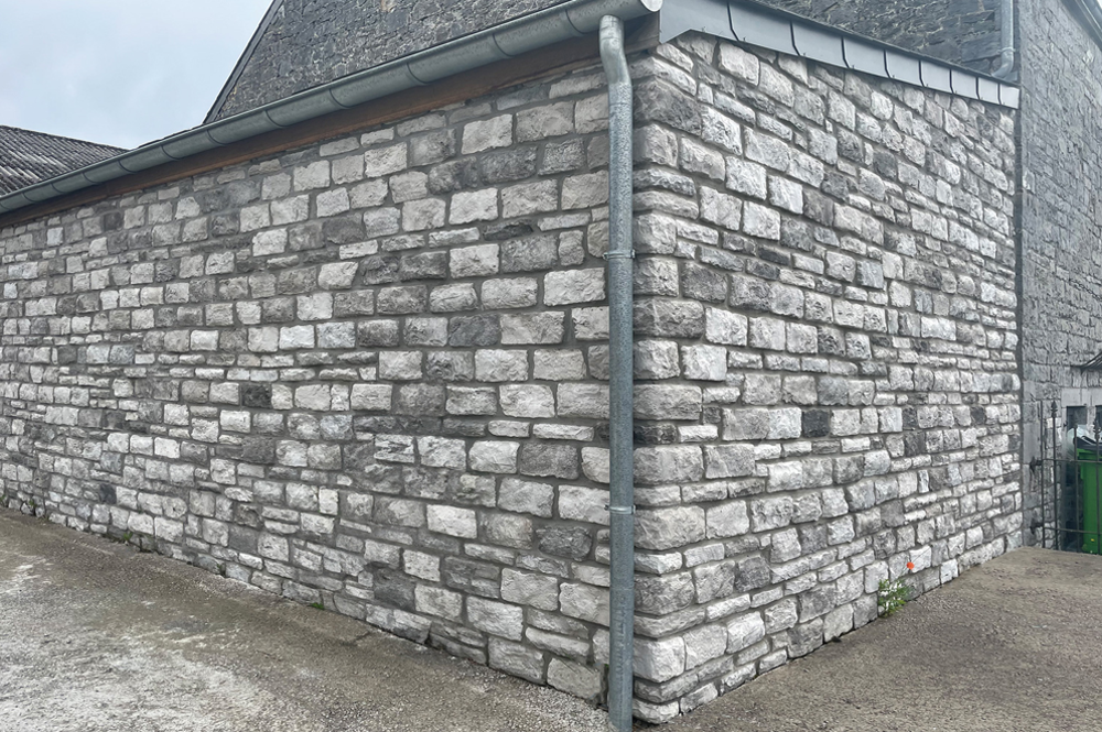 Visualisation d’un parement Pierre Reconstituée Verniprens Piamonte, hydrofugé dans la masse, adapté pour une utilisation en intérieur comme en extérieur. Produit VERNIPRENS, disponible chez Orpa Matériaux (Elaustore), spécialiste des matériaux de décoration et d’aménagement intérieur.