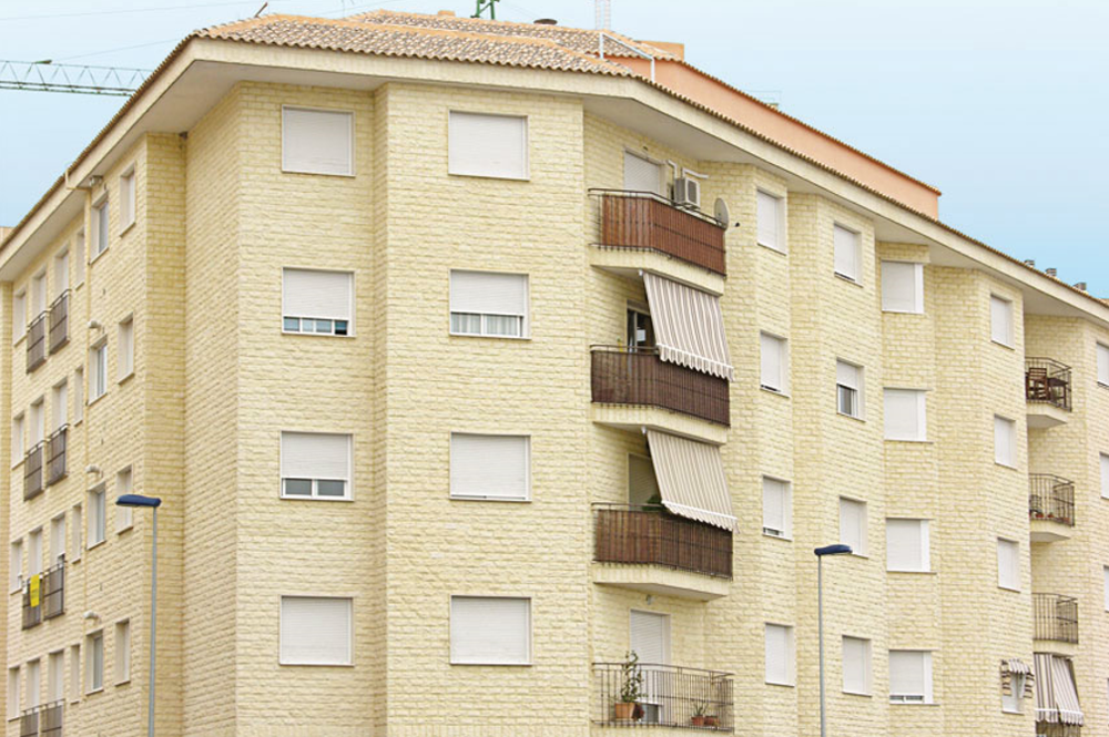 Visualisation d’un parement Pierre Reconstituée Verniprens Pirineos ton Crema, hydrofugé dans la masse, adapté pour une utilisation en intérieur comme en extérieur. Produit VERNIPRENS, disponible chez Orpa Matériaux (Elaustore), spécialiste des matériaux de décoration et d’aménagement intérieur.