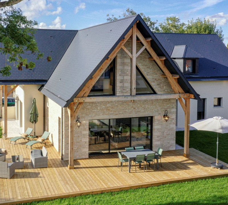 Parements Muraux Isolations Extérieures – Villa contemporaine en pierre reconstituée et enduit Parements Muraux Isolations Extérieures avec pierre reconstituée et enduit sur villa contemporaine, façade isolée par système ITE Baumit